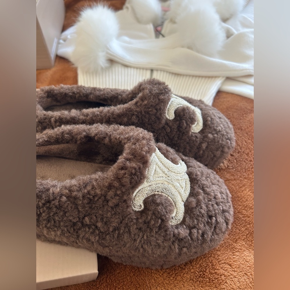 LAST Pair! NWT Round Toe Chic Plush Faux Fur Cozy Shearling Slippers - Picture 3 of 7